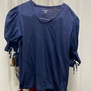 Euc Navy blouse with puffy sleeves.